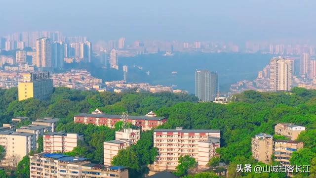 四川热得像“蒸笼”的城市，古代和成渝三足鼎立，美景小吃一大堆