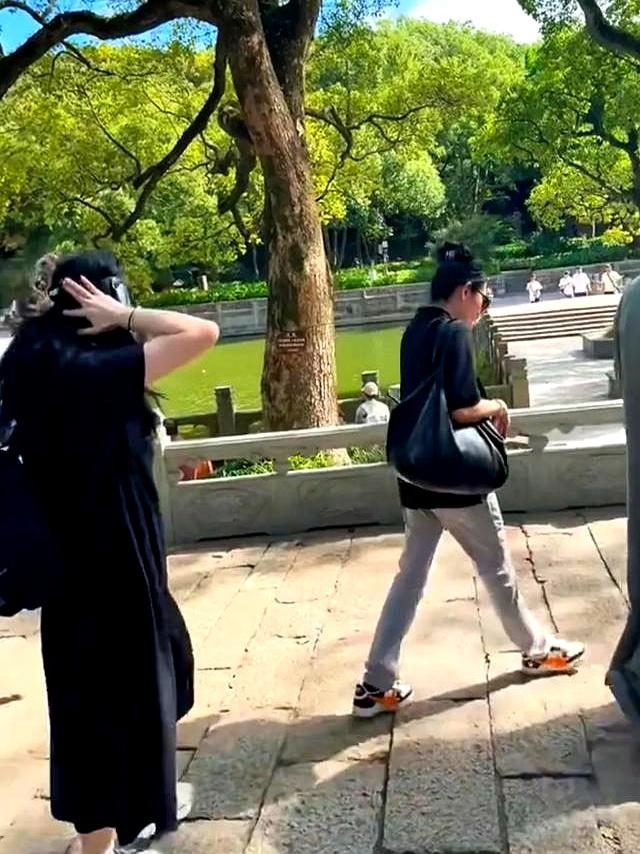 57岁邱淑贞游普陀山被偶遇，身材娇小苗条，打扮低调女神气质依然