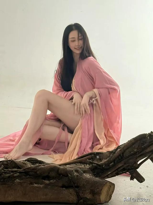 最美运动员击剑秦雪近照这脚怎么这么大？这不合理吧
