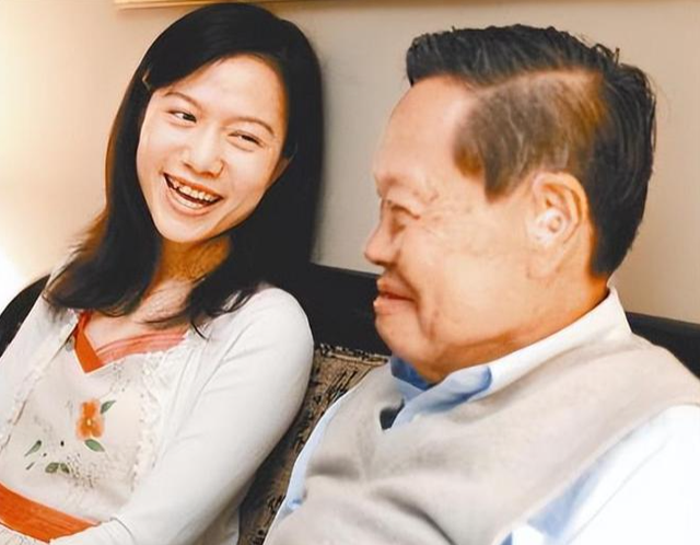 没想到，杨振宁去世后，49岁妻子翁帆	，竟因一个动作实现口碑暴涨