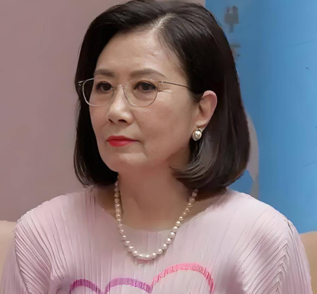 78岁连路都走不稳还开演唱会，全网骂声一片，她却扬言回馈粉丝