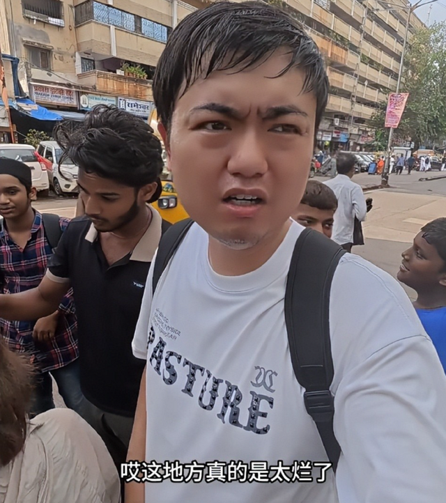 中国夫妻探秘印度贫民窟：丈夫被石头砸满头包，妻子一直被打臀部