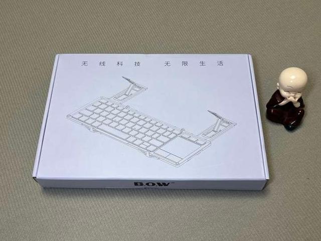 轻盈折叠，畅连三设备，BOW三折叠蓝牙键盘测评