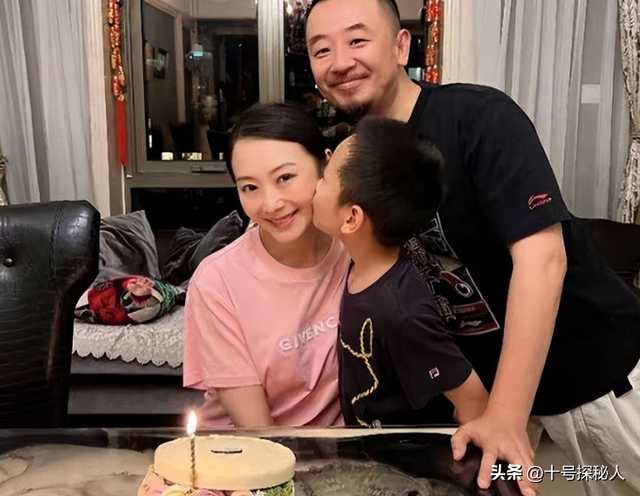 嫁给落魄时的黄海波，任劳任怨养夫多年	，曲栅栅现终于苦尽甘来