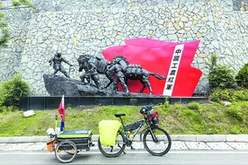66岁老人独自骑行重走长征路图片