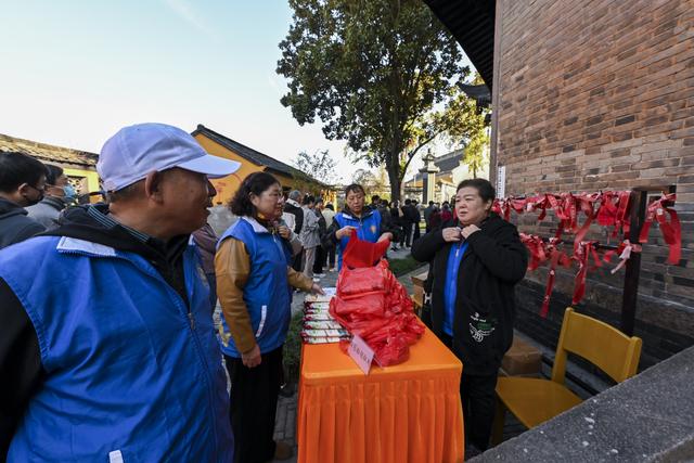 秋爽登文峰 塔下聚宾朋