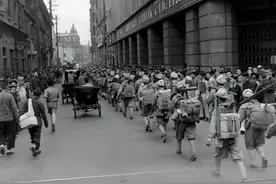 1949年上海解放，入城仪式遭外国人拦路，陈毅大怒：把人抓起来！图片