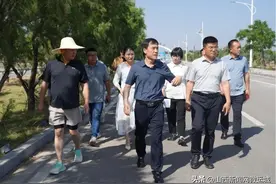 董亚强调研七彩盐湖景区项目建设情况并召开项目推进会图片