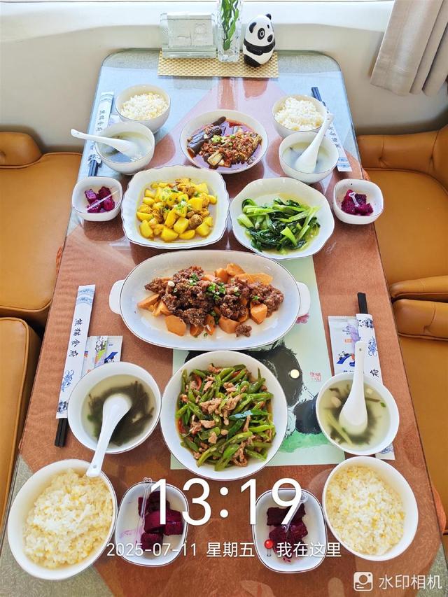 全家花96万坐熊猫专列，实际餐食与宣传不符？涉事旅行社称已回复游客，同行：宣传餐食系摆拍