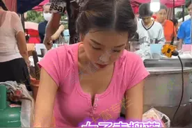 广西一貌美女子摆摊，一天能卖400个榴莲，网友：榴莲卖相好肉多图片