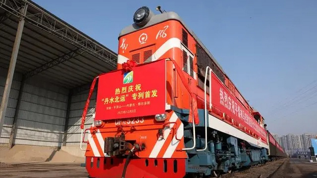 全球首次！中国3.5万吨重载群组列车，连接不用挂钩靠信号？