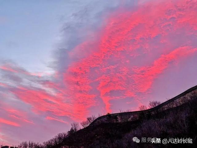 霞染雄关：万里长城沐朝晖