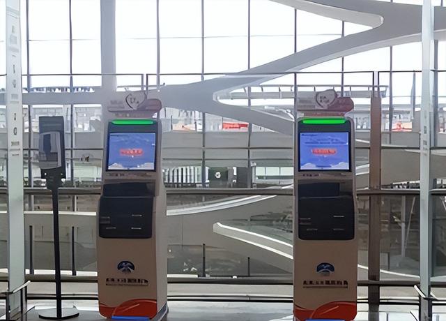 美国小伙来中国旅游，回国发文称:中国的晚上太危险，千万别出门