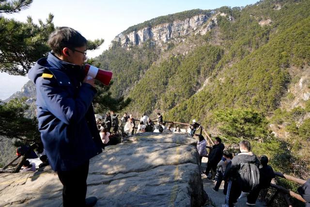悠然庐山行 星月送客归：庐山景区全力护航游客春节旅程