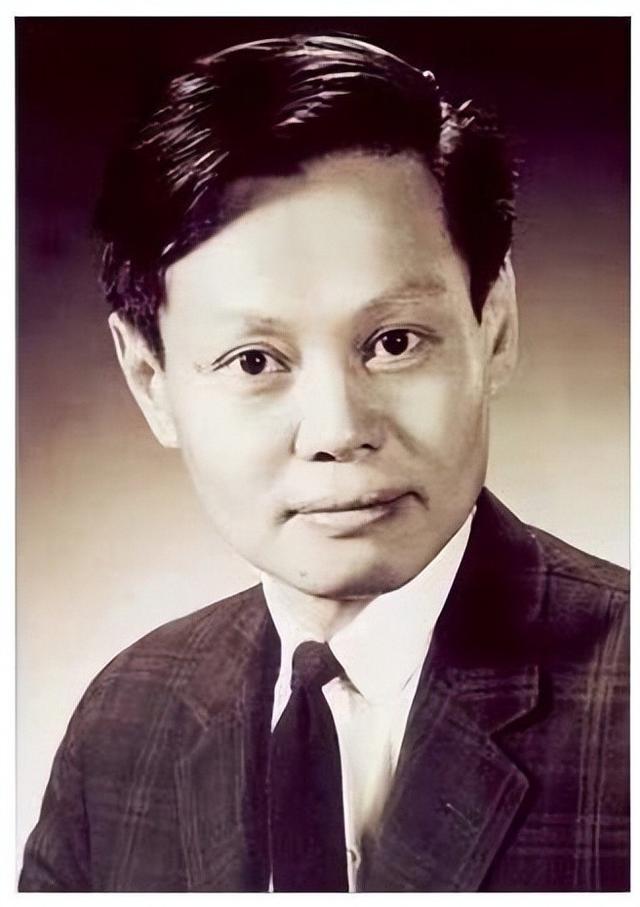 2021年，99岁杨振宁与72岁岳母罕见出镜	，北京家中留影，翁帆胖了