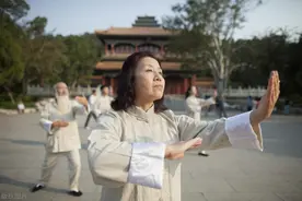 八段锦适合什么时候练 八段锦一天做几次合适图片