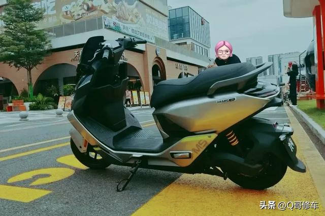 同样是九号的高端电动车，新亮相的M5车型对比E300，配置怎么样