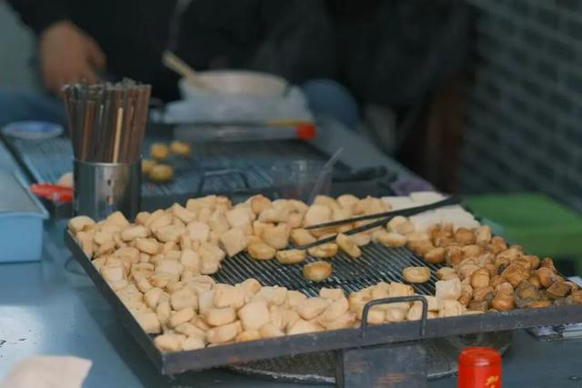 喝井水，烤豆腐，云南这座活着的千年古城，和杭州同名