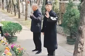 陈佩斯带儿子扫墓照流出，拍摄者惹争议！35岁陈大愚举动令人称赞图片