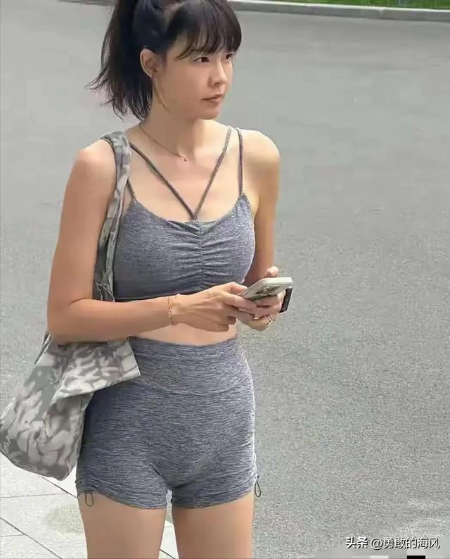 李艾都快五十岁了，不能好好穿衣服吗？小肚子都鼓的高高的