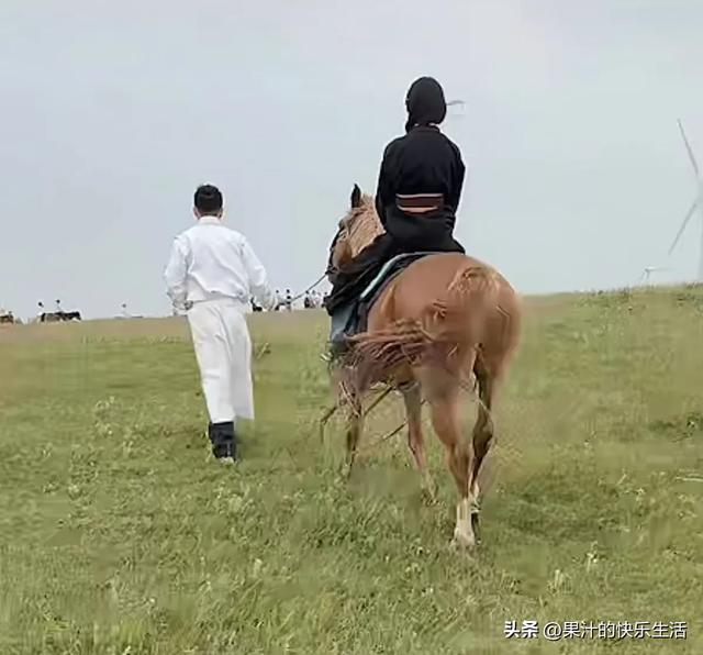 汪小菲一家蒙古服草原游！玥儿骑马挺笔直，淑女又贴心！汪没白疼