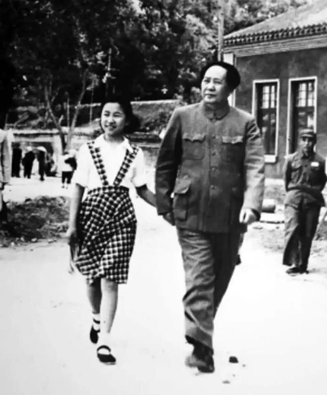 这是85岁李讷的近照,注意看她的坐姿,才知道她为何没去纪念堂