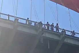 江西新余：男子赌球失利情绪失控爬上大桥欲轻生，路人见状报警，男子崩溃撒手跳江，消防员和民警将其救上岸图片