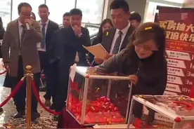 甘肃临夏女子买房抽中价值百万奔驰迈巴赫S480，楼盘销售：使用权10年，车还未开走图片