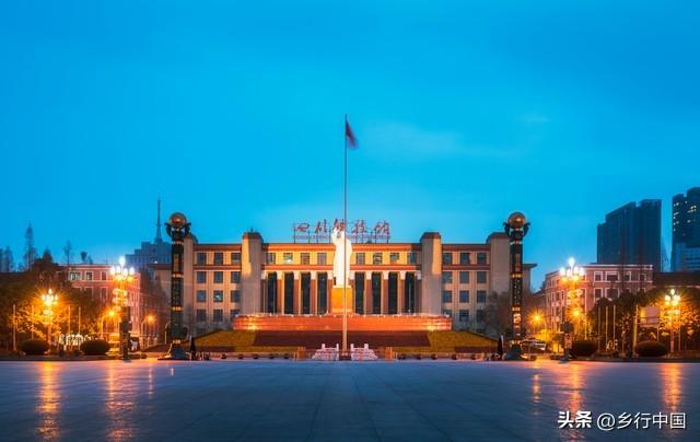 天府广场：从国旗之下到千年深处，一条大道串起的城市史诗