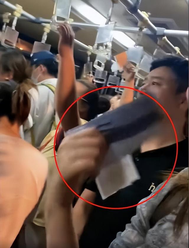 青海机场惊魂3分钟，乘客砸窗逃生，缺氧晕倒，机场回应惹众怒