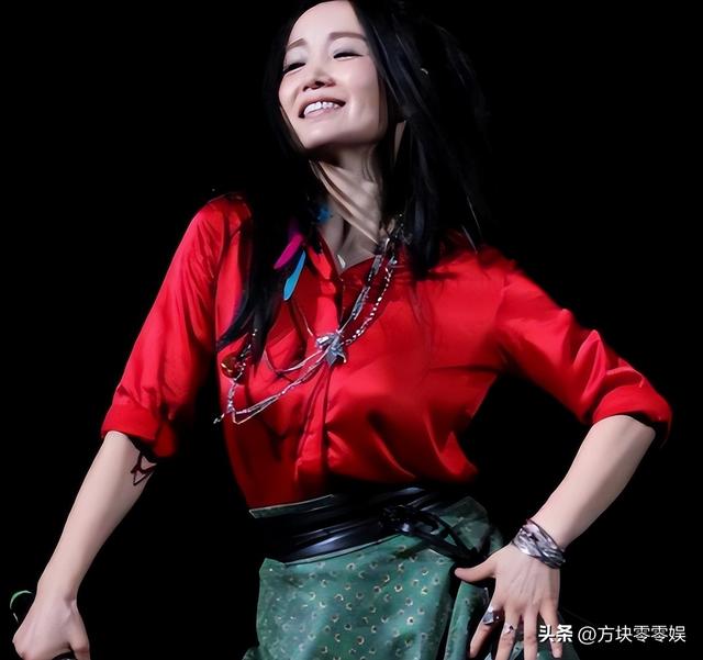 她连上5次春晚，私下却和恩师同居怀孕被骗流产，今57岁依然单身