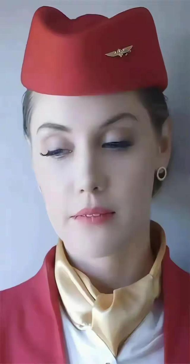 全网疯传的“天花板空姐”：美到窒息的五官，上帝造人也太偏心了