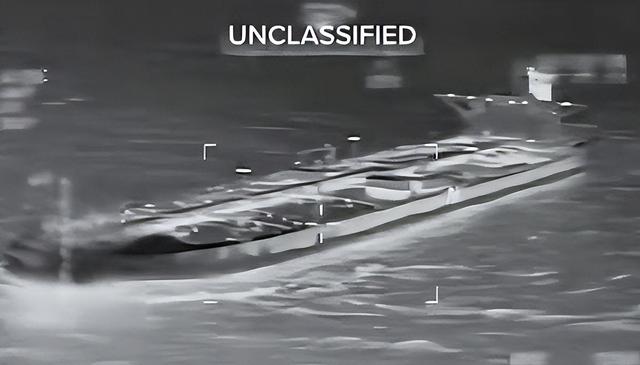 彻底不演了！特朗普宣布，从委扣押的中国油轮，将由美国永久保留