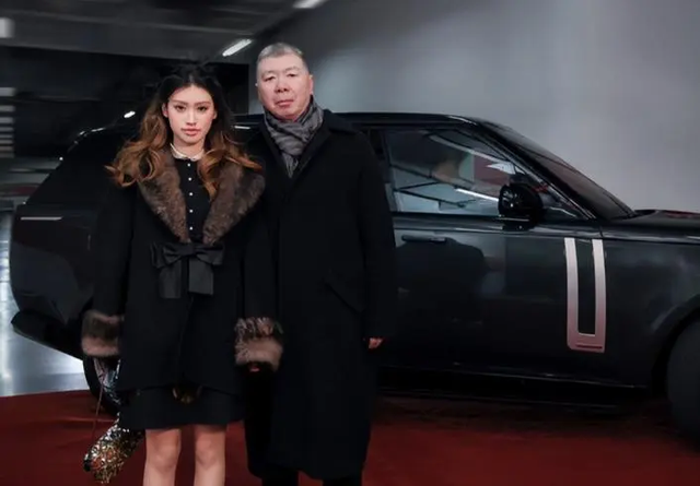 徐帆回应离婚5个月	，冯小刚近况曝光，他的“小心思”再藏不住了