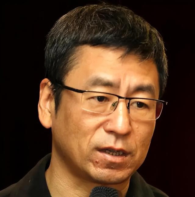 “央视一哥”白岩松，因一句话“跌落神坛”，如今57岁老到认不出