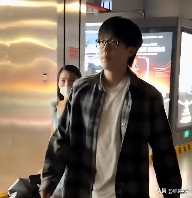 追着要王楚钦联系方式的女子曝光，45岁未婚，同事称想嫁成功人士
