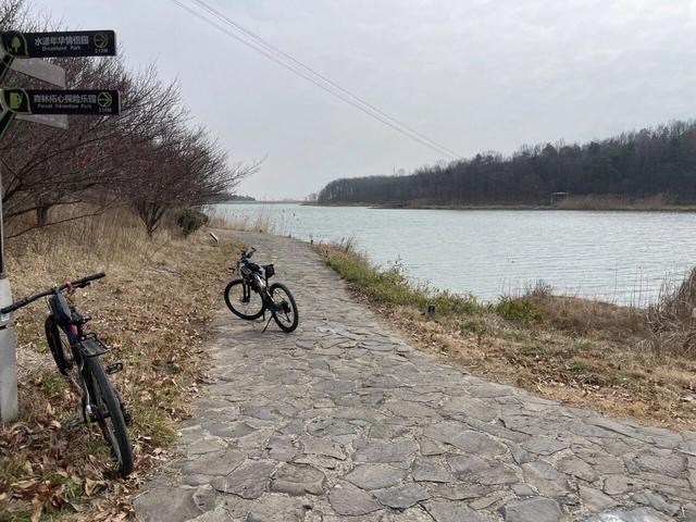 骑游六合平山赏早梅恋山山顶纵车飞