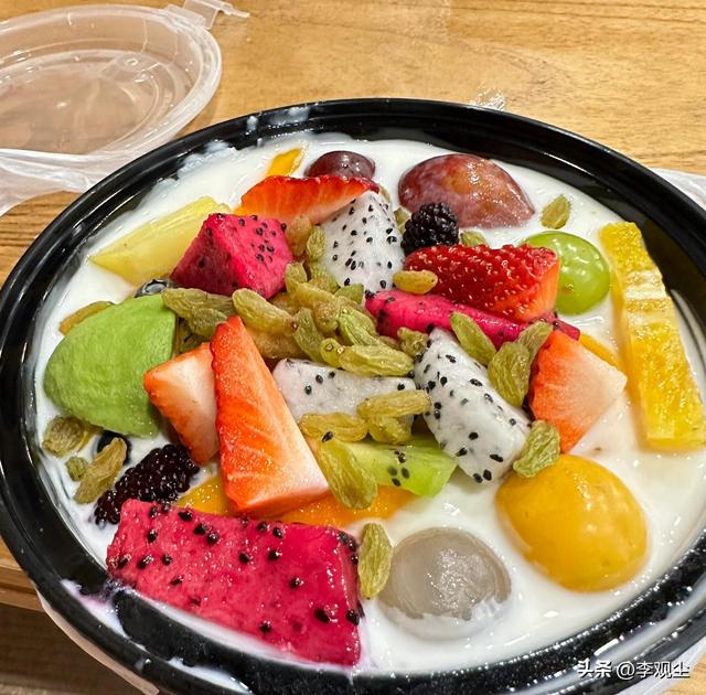 网红小吃别太离谱！痰盂装蛋糕、奶皮糖葫芦造假，许多人已经上当