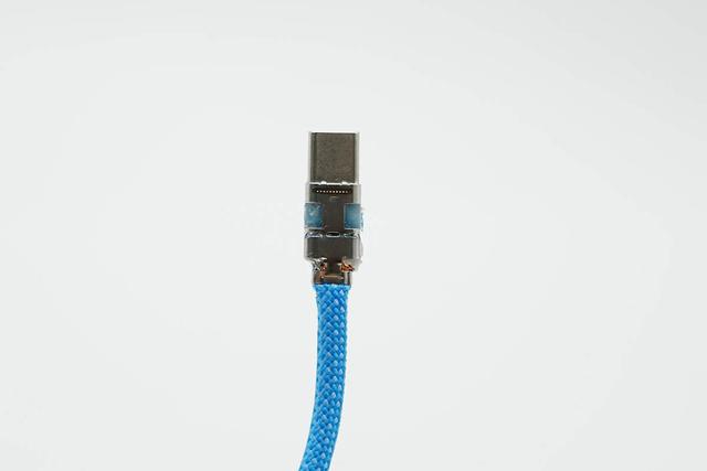 兼顾240W快充和40Gbps高速传输，异泽磁吸编织数据线拆解