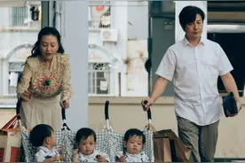 网友自爆带娃度假，三胞胎被“抓”进剧组演戏，张颂文哄娃好搞笑图片