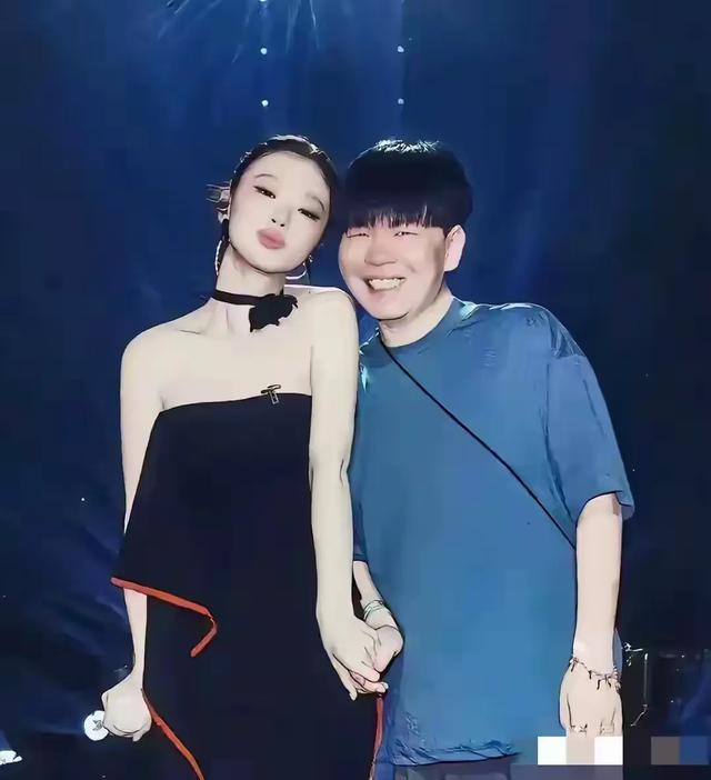 搞不懂单依纯为啥要去丰唇，整得像香肠嘴一样，以前模样多好看啊