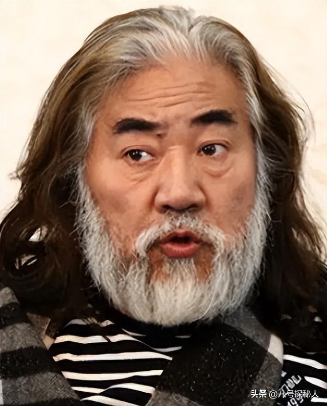 74岁张纪中“服老”了，剃胡须染黑发年轻20岁，和杜星霖更般配