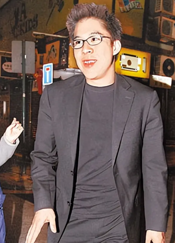 三连升！霍启刚官宣喜讯，新身份给郭晶晶长脸，让李嘉诚不敢吭声