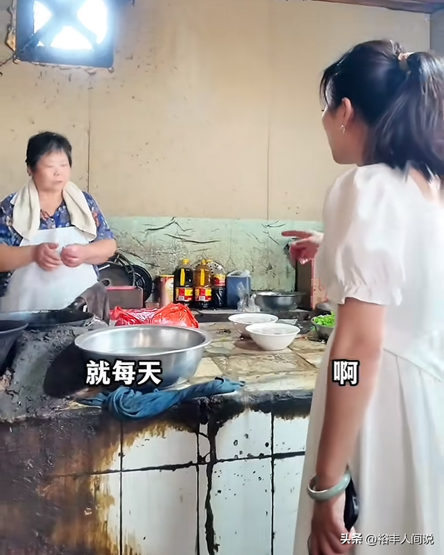 辛店油饼丸子汤老板去世！享年73岁，店内脏乱不堪，人却络绎不绝