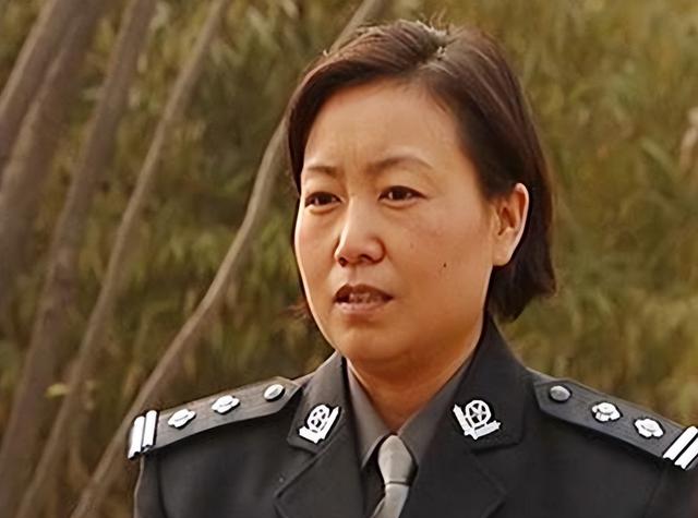 女包公任长霞：扫黑3年04年意外殉职，却在司机身上搜出60万支票