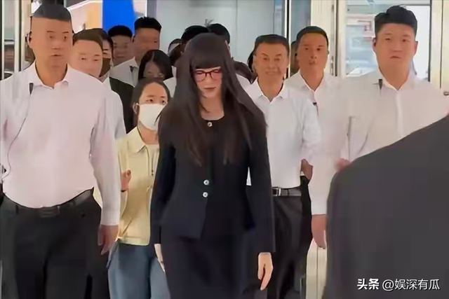 直到看见39岁嘴歪脸僵，还发腮的江疏影，才知道马伊琍的话没错！