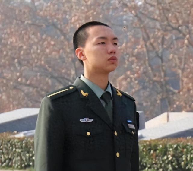 主席唯一曾孙子毛东东，今年22岁身高1米87，出生日期很有寓意！
