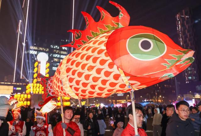 这么亮,那么美,泰达街在人潮中守住元宵夜繁华