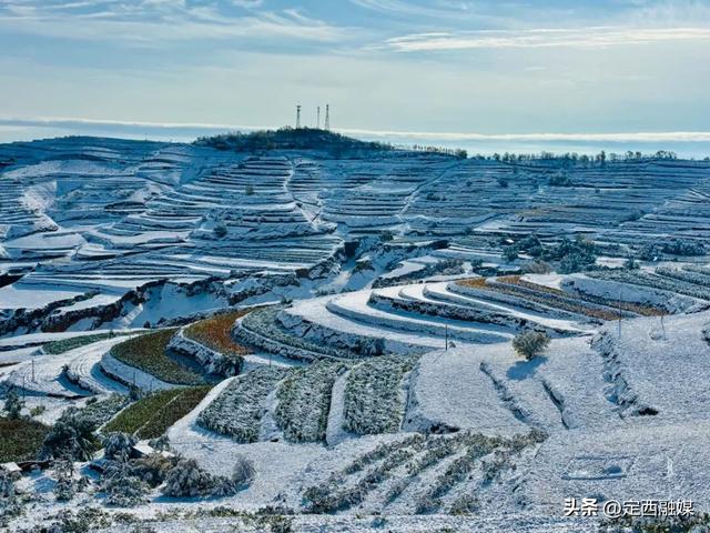 安定区：初雪漫山 与秋色撞个满怀