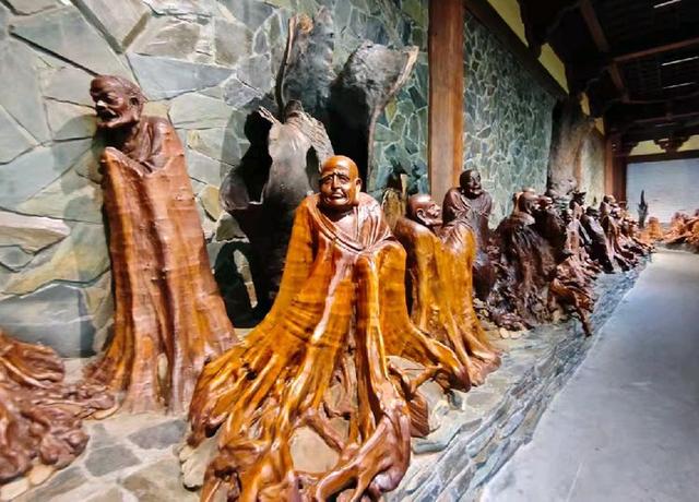 参观根宫佛国博物馆